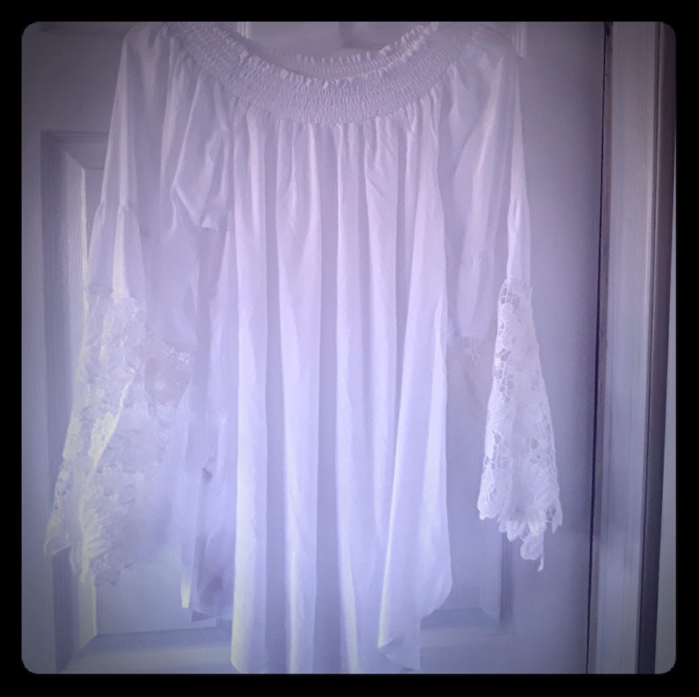 White top with lace on the sleeves